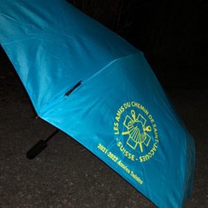 Para pluie bleu avec le logo de l'association